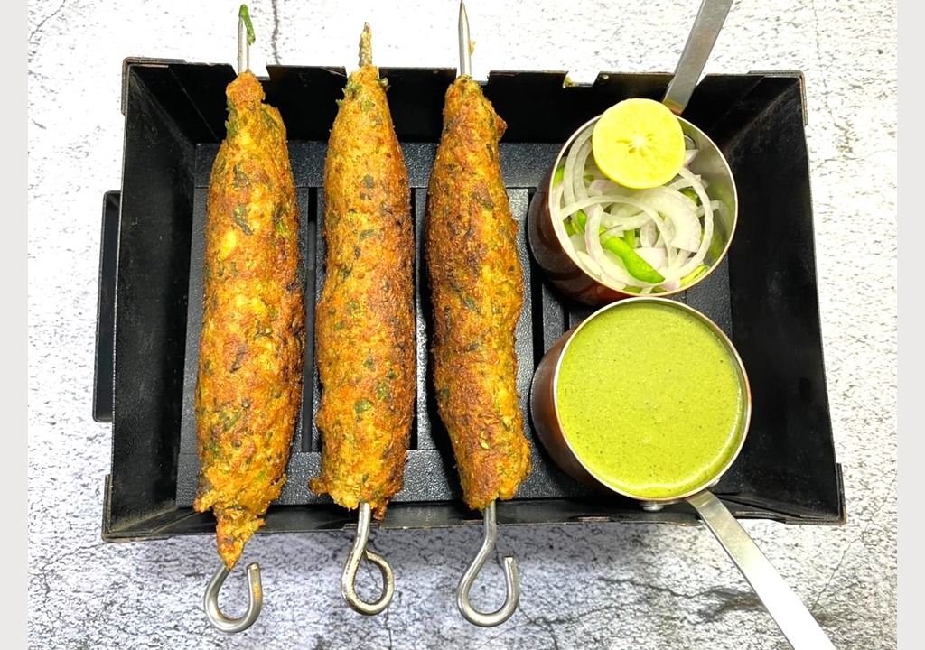 Here is ready to eat chicken seekh kabab masala